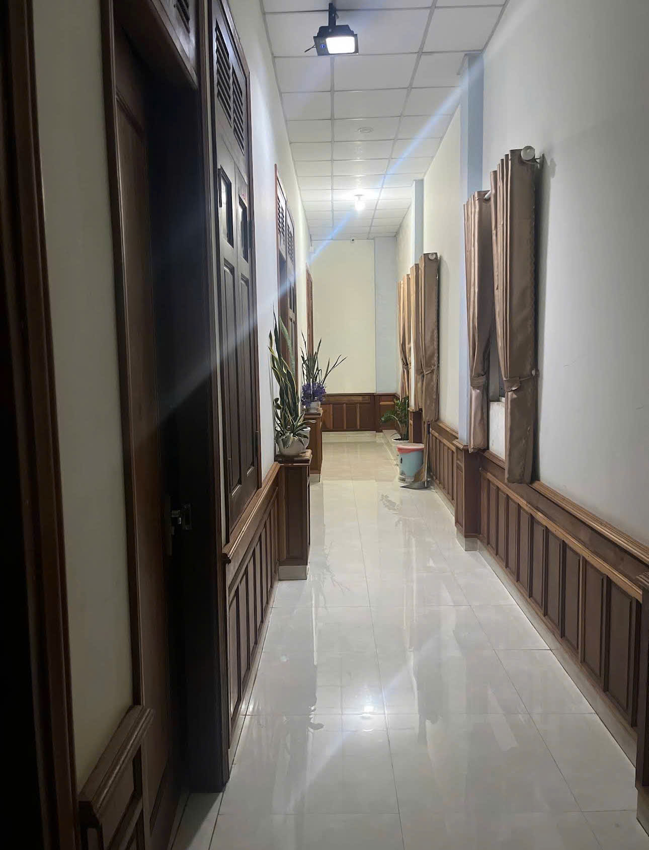 Hành lang thực tế tại Nhà Nghỉ Hoàng Sơn