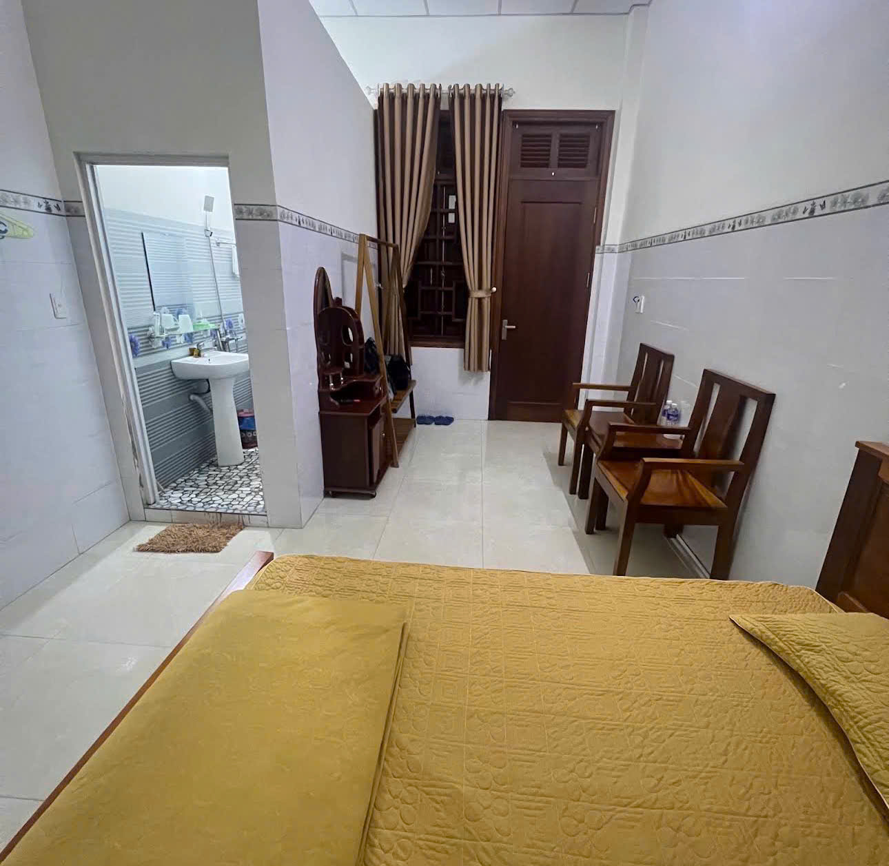 Phòng nghỉ thực tế tại Nhà Nghỉ Hoàng Sơn